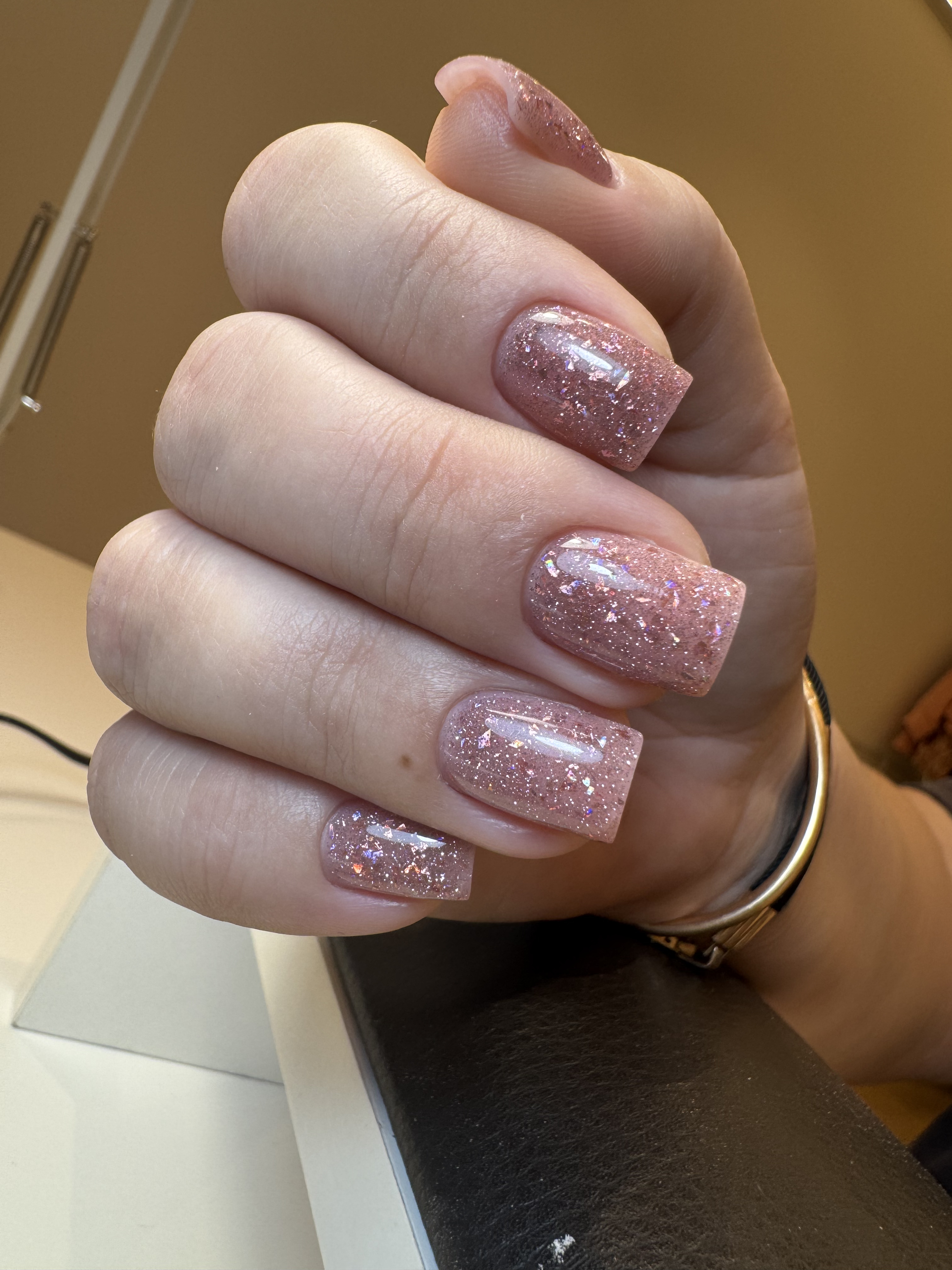 Nude manicure
